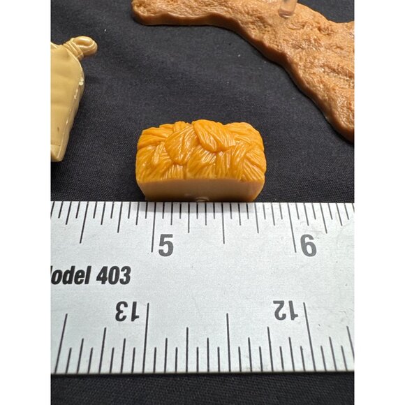 Vintage New Ray Farm 12 Piece Playset Accessories Bales Hay Feed Bags - Picture 8 of 8